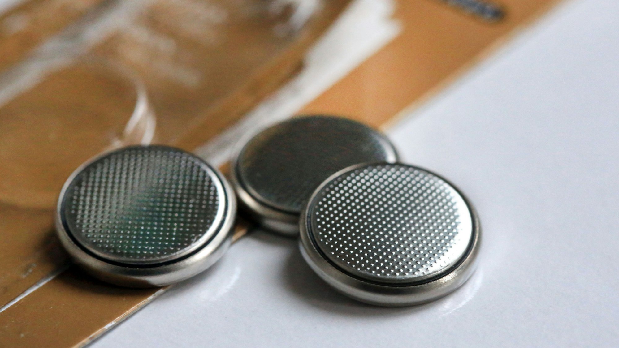 Knopfzellen-Batterien können vor allem von Kleinkindern verschluckt werden und sind extrem gefährlich.