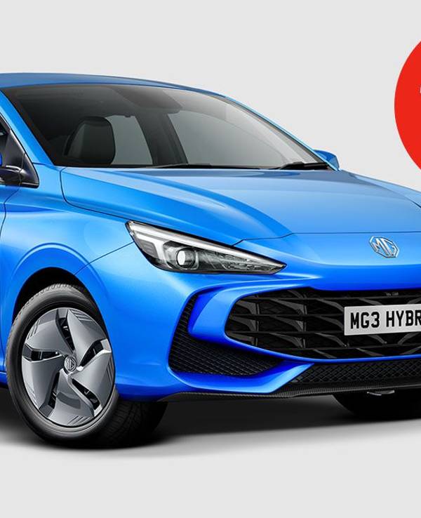 Abbildung von einem blauen MG3 Hybrid+ Auto vor einem grauen Hintergund