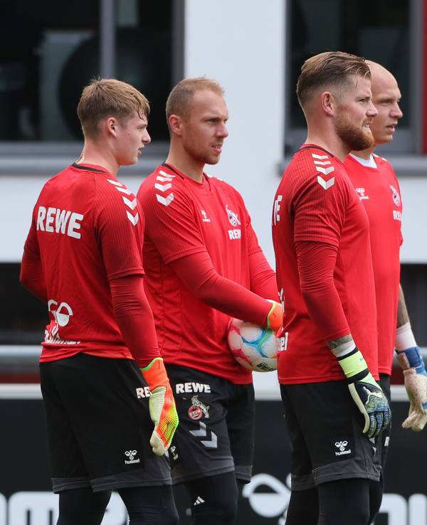Jonas Urbig, Marvin Schwäbe und Timo Horn (v.l.n.r.) beim 1. FC Köln gemeinsam auf dem Trainingsplatz.