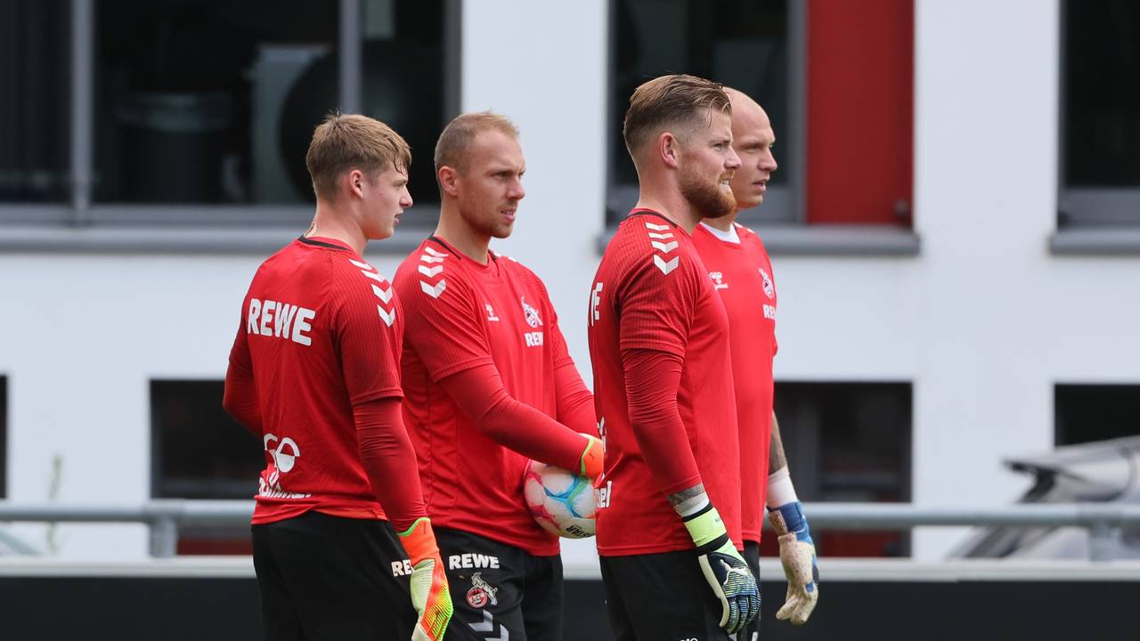 Jonas Urbig, Marvin Schwäbe und Timo Horn (v.l.n.r.) beim 1. FC Köln gemeinsam auf dem Trainingsplatz.