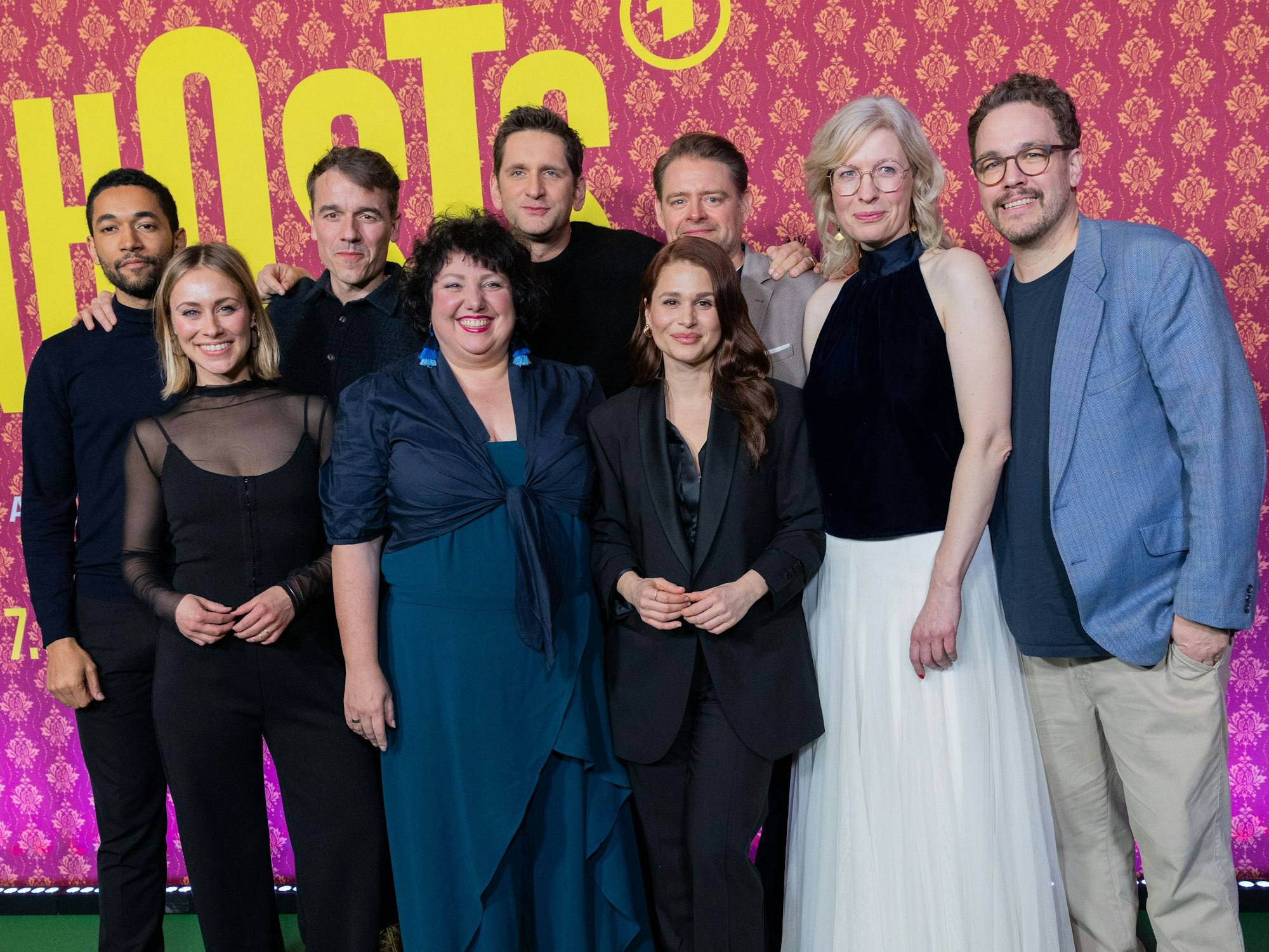 Benito Bause (l-r), Sina Tkotsch, Alexander Khuon, Meltem Kaptan, Sebastian Schwarz, Cristina do Rego, Max Giermann, Antje Widdra und Jan van Weyde kommen zur Premiere der Comedy-Serie "Ghosts" in das Cinenova. +++ dpa-Bildfunk +++