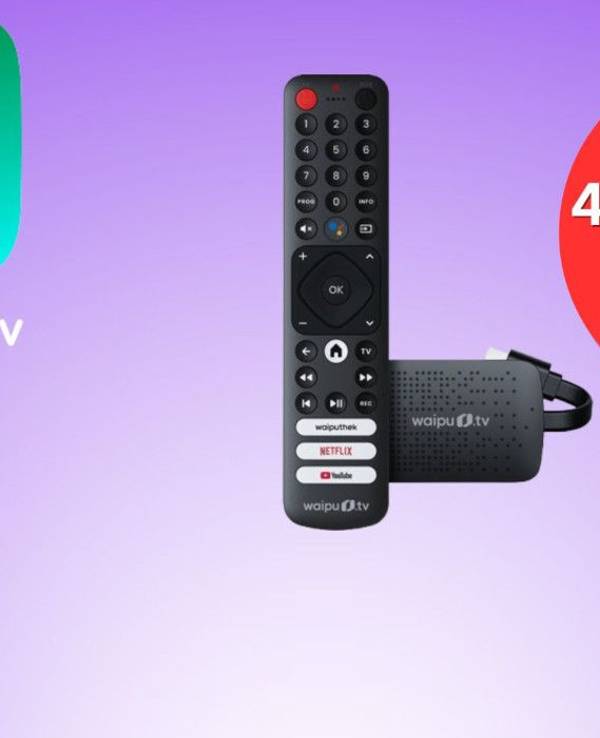 Waipu TV-Stick und Fernbedienung vor lila weißem Hintergrund.