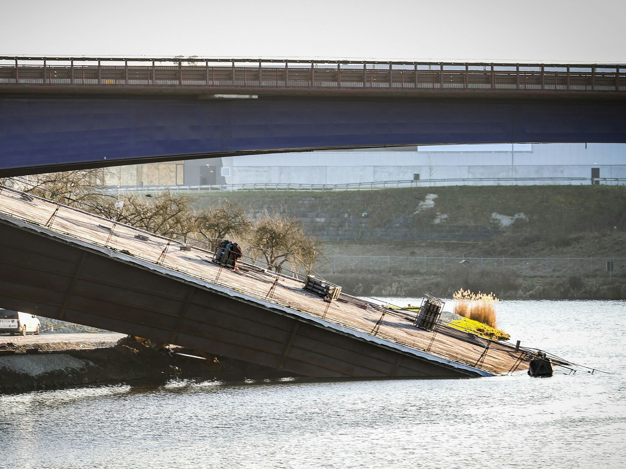 Beim Einsturz einer Autobahnbrücke in Belgien ist mindestens ein Mensch ums Leben gekommen.