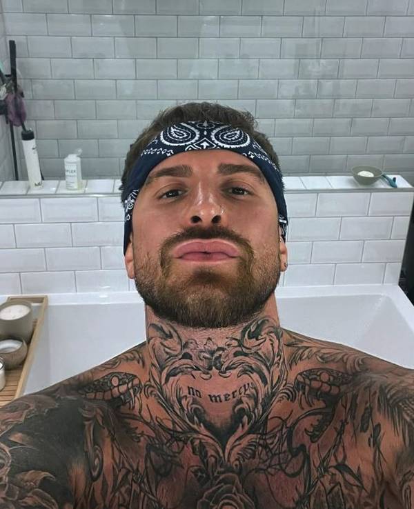 Das Selfie von Gigi Birofio zeigt ihn oberkörperfrei. Im Hintergrund sieht man eine Badewanne.