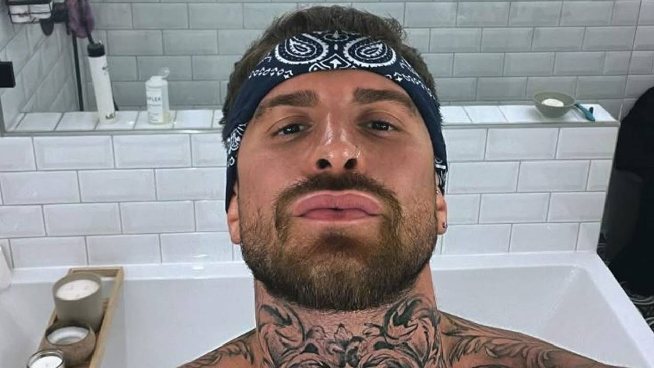 Das Selfie von Gigi Birofio zeigt ihn oberkörperfrei. Im Hintergrund sieht man eine Badewanne.