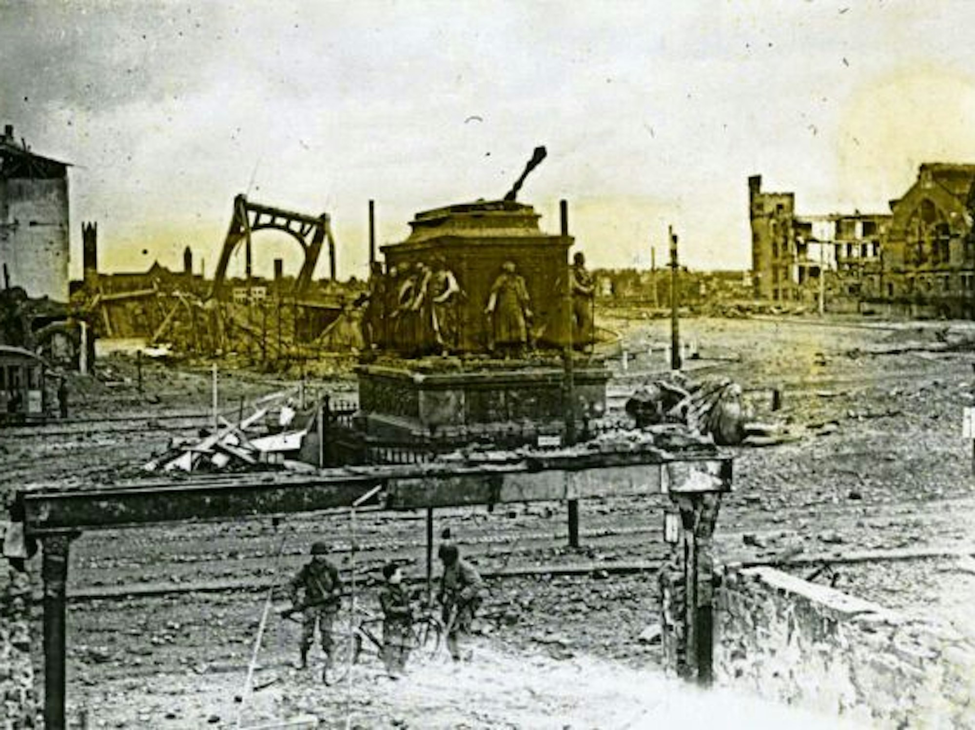 Der zerstörte Heumarkt in Köln zum Ende des Zweiten Weltkriegs.