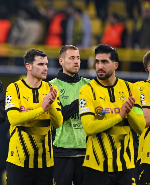 Julian Brandt, Pascal Groß, Waldemar Anton und Emre Can vvor der BVB-Kurve.