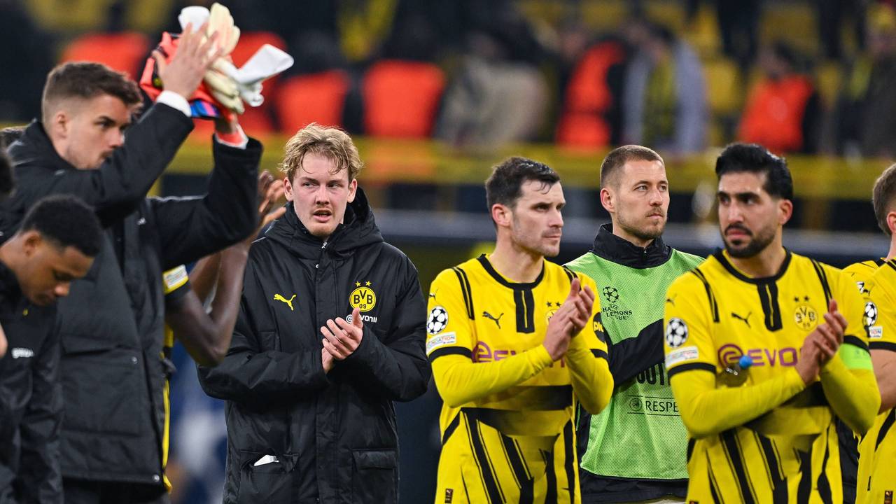 Julian Brandt, Pascal Groß, Waldemar Anton und Emre Can vvor der BVB-Kurve.