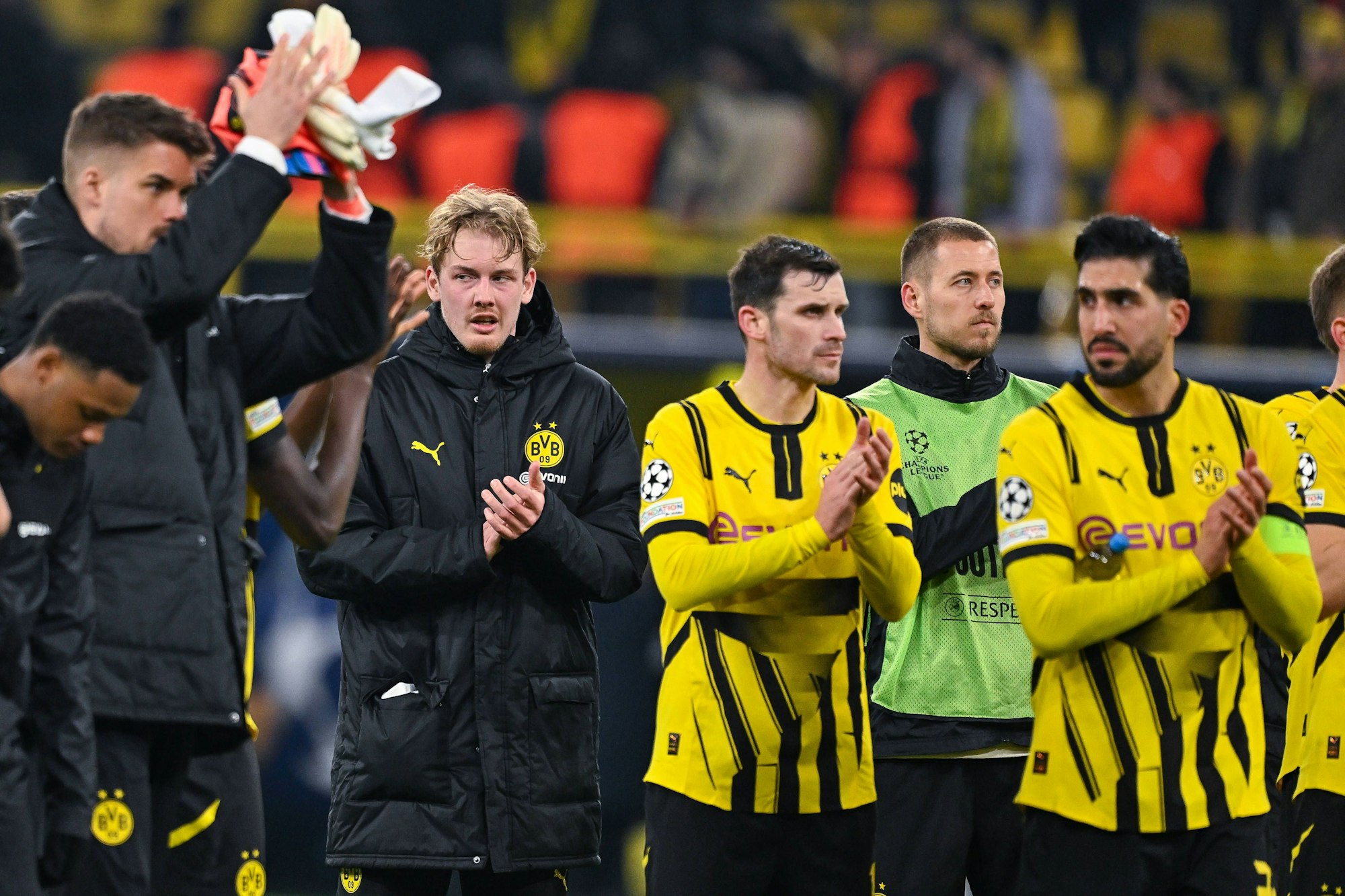 Julian Brandt, Pascal Groß, Waldemar Anton und Emre Can vvor der BVB-Kurve.