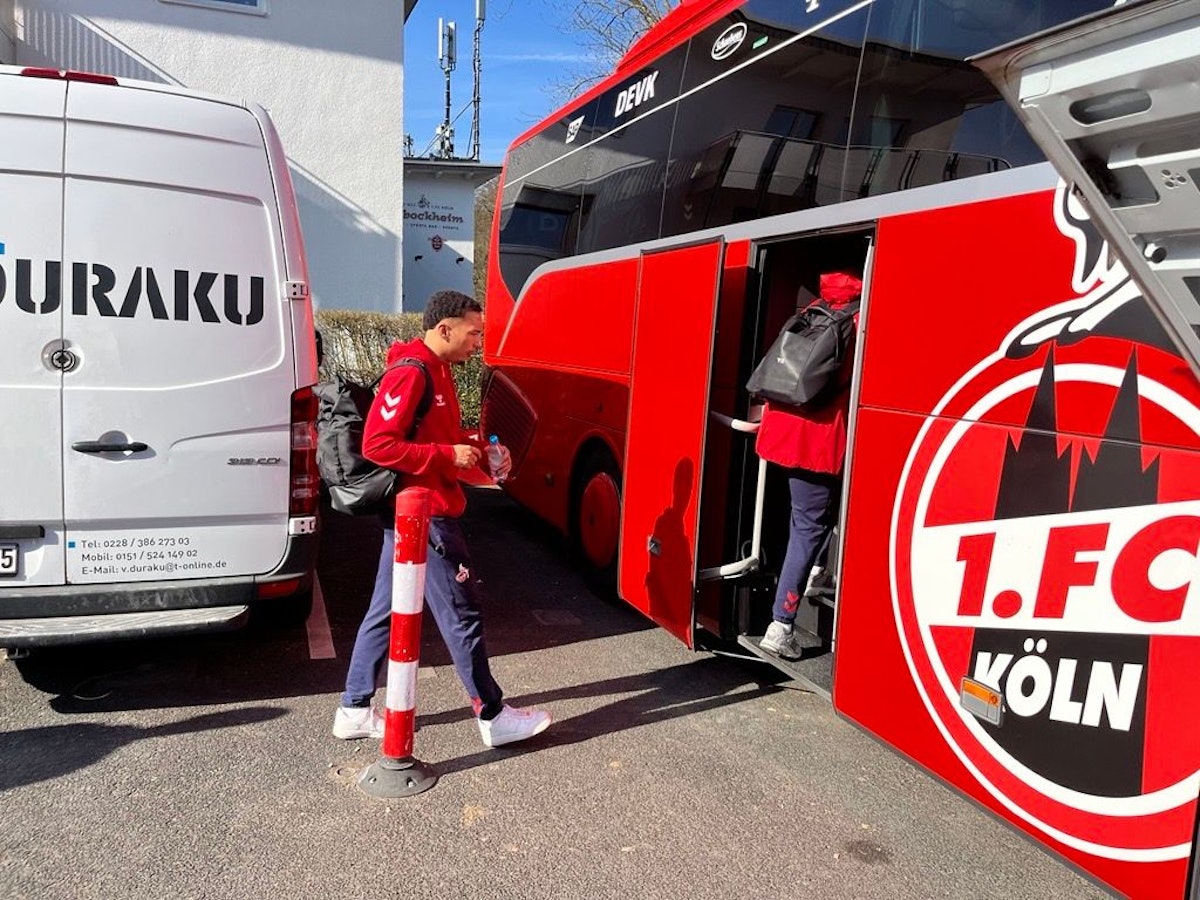 Oliver Schmitt steigt beim 1. FC Köln in den Mannschaftsbus.