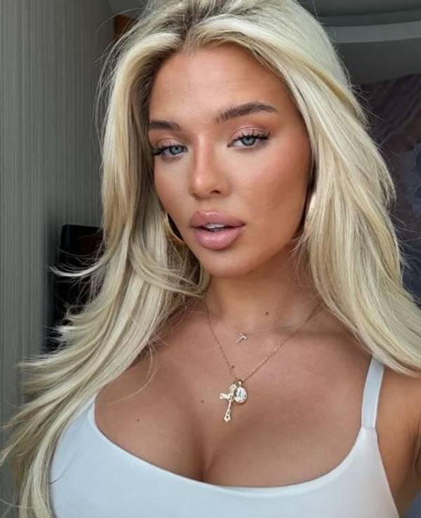 Zu sehen ist Influencerin Elaine Victoria am 07.03.2025 nach ihrer Brust-OP auf Instagram.