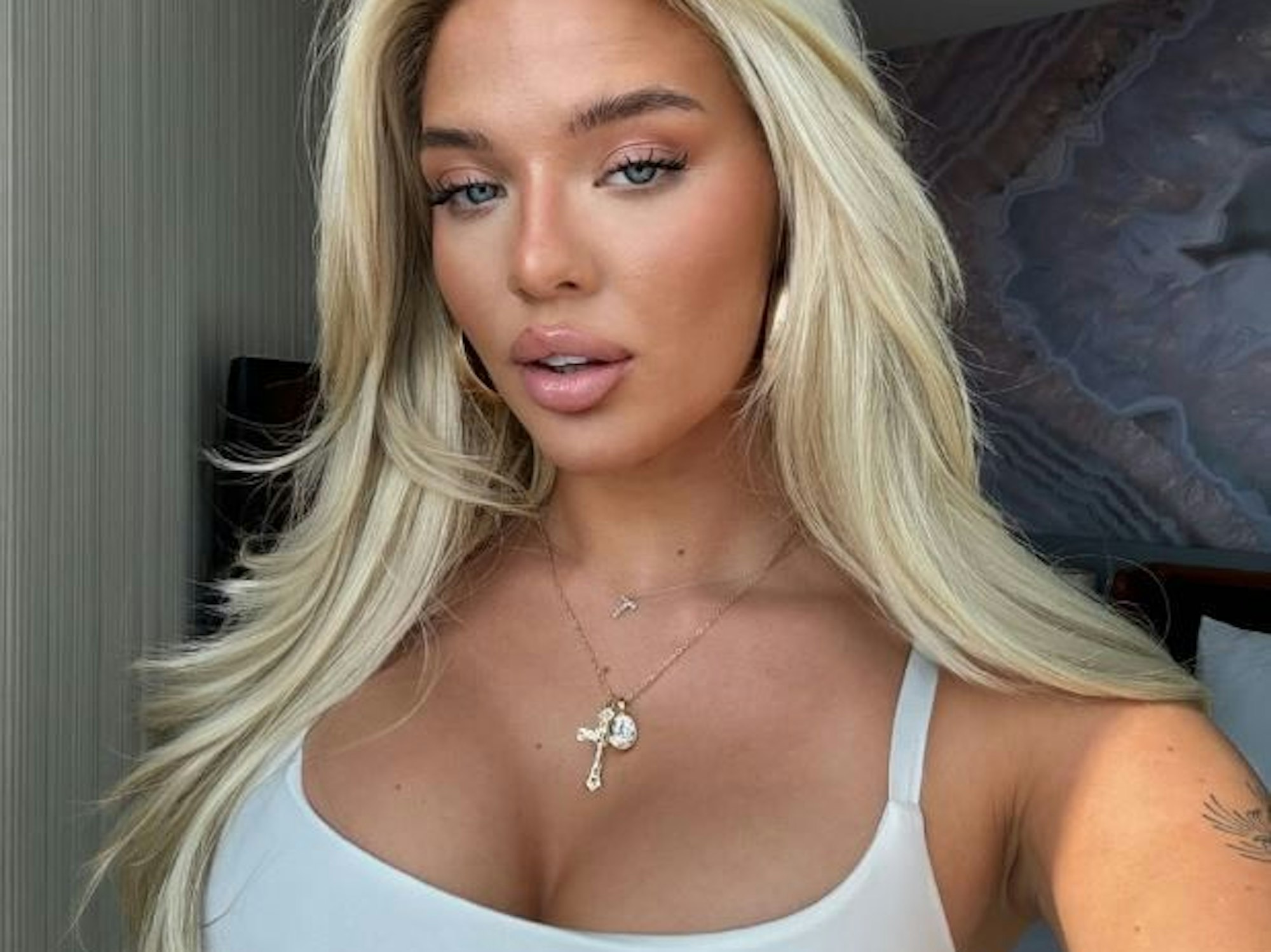 Zu sehen ist Influencerin Elaine Victoria am 07.03.2025 nach ihrer Brust-OP auf Instagram.