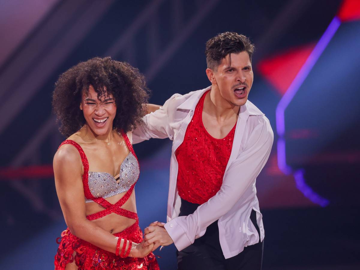 Marie Mouroum tanzt mit Alexandru Ionel im „Let’s Dance“-Studio.