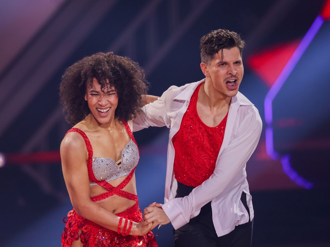 Marie Mouroum tanzt mit Alexandru Ionel im „Let’s Dance“-Studio.