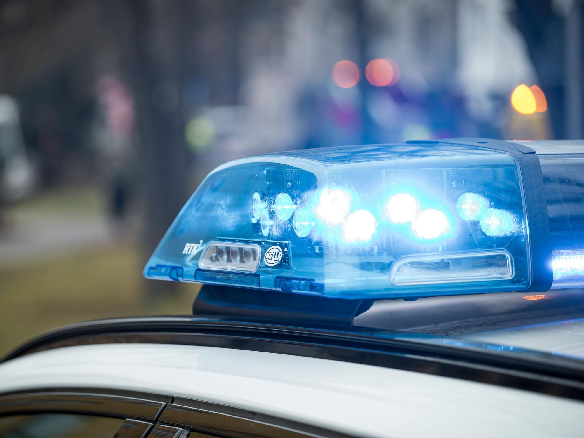 Das Symbolfoto zeigt Blaulicht auf einem Einsatzfahrzeug der Polizei.