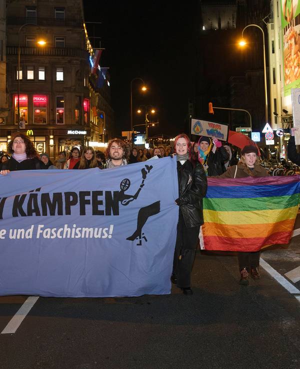 Eine Demonstration anlässlich des Weltfrauentags zieht durch Köln.