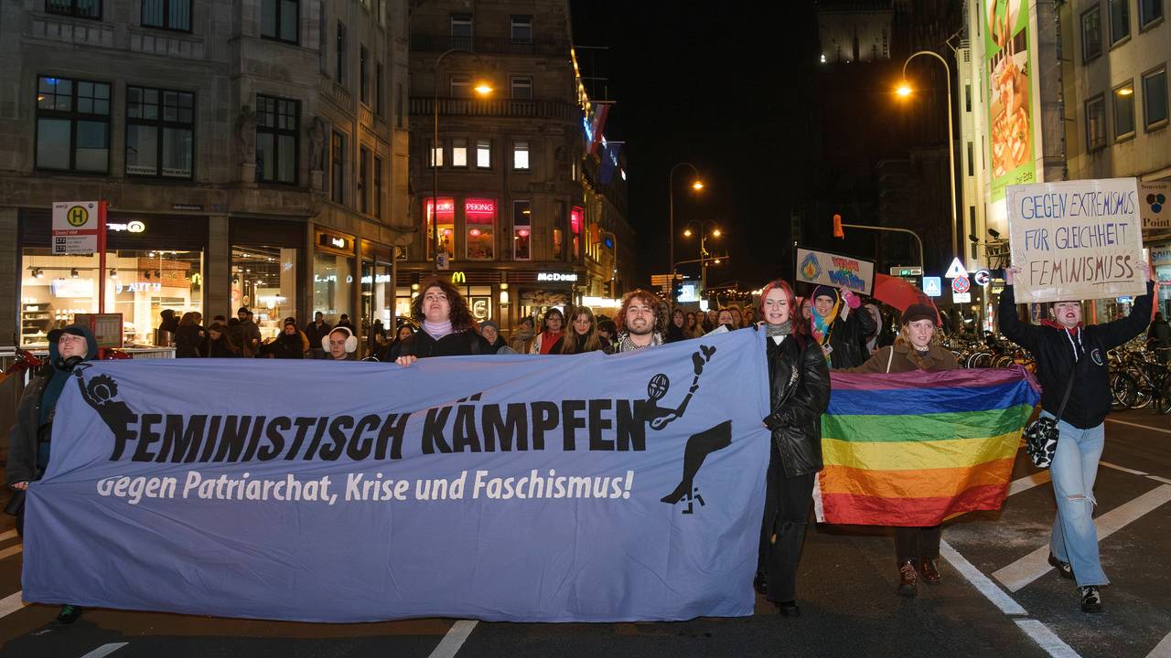Eine Demonstration anlässlich des Weltfrauentags zieht durch Köln.