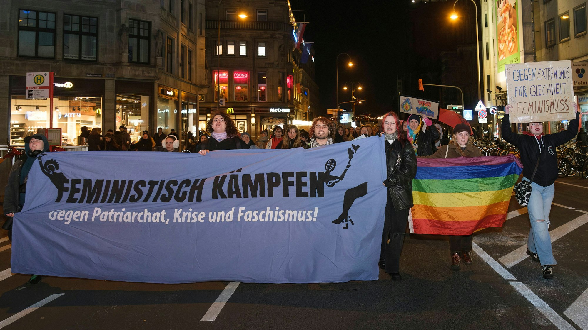 Eine Demonstration anlässlich des Weltfrauentags zieht durch Köln.
