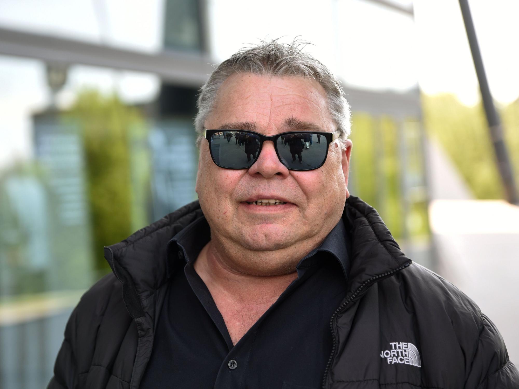 Micky Brühl
posiert für den Fotografen.