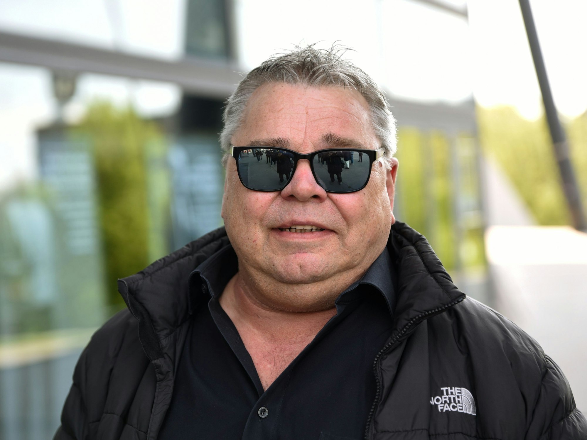 Micky Brühl
posiert für den Fotografen.