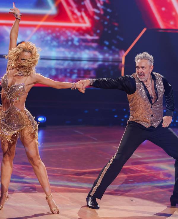 Zu sehen sind Moderator Roland Trettl und Tanzpartnerin Kathrin Menzinger am 28.02.2025 in der RTL-Tanzshow „Let's Dance“ im Coloneum, Köln.