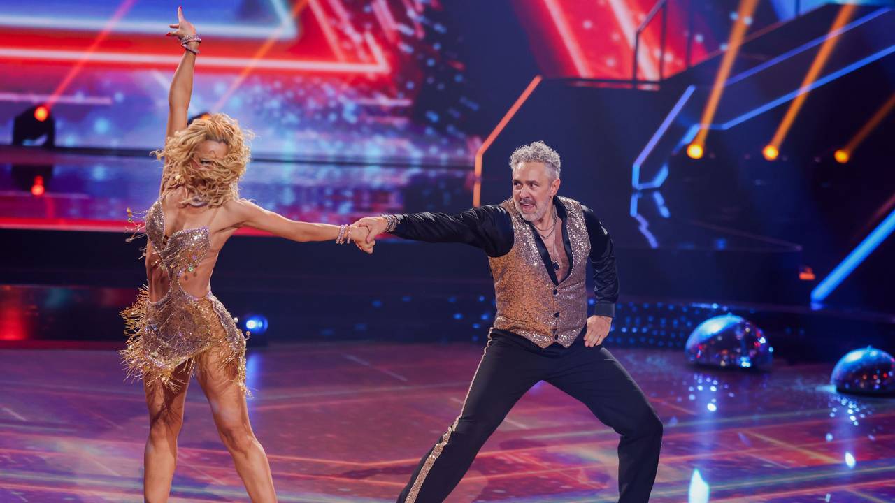 Zu sehen sind Moderator Roland Trettl und Tanzpartnerin Kathrin Menzinger am 28.02.2025 in der RTL-Tanzshow „Let's Dance“ im Coloneum, Köln.