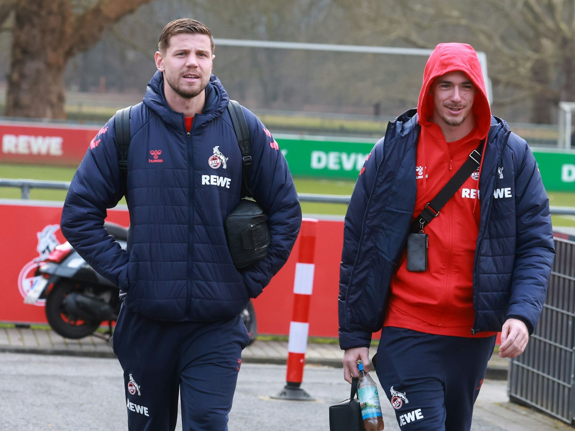Imad Rondic und Anthony Racioppi (1. FC Köln) gehen zum Bus.
