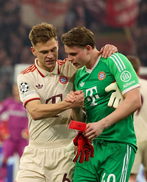 Joshua Kimmich motiviert Jonas Urbig.