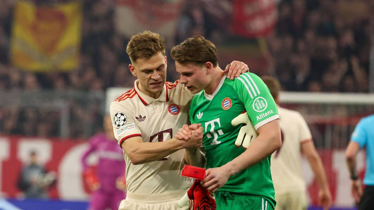 Joshua Kimmich motiviert Jonas Urbig.