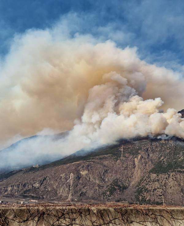Zu sehen ist eine mächtige Qualmwolke eines großen Waldbrands am 06.03.2025 über dem Sonnenberg im Südtiroler Vinschgau, Italien.