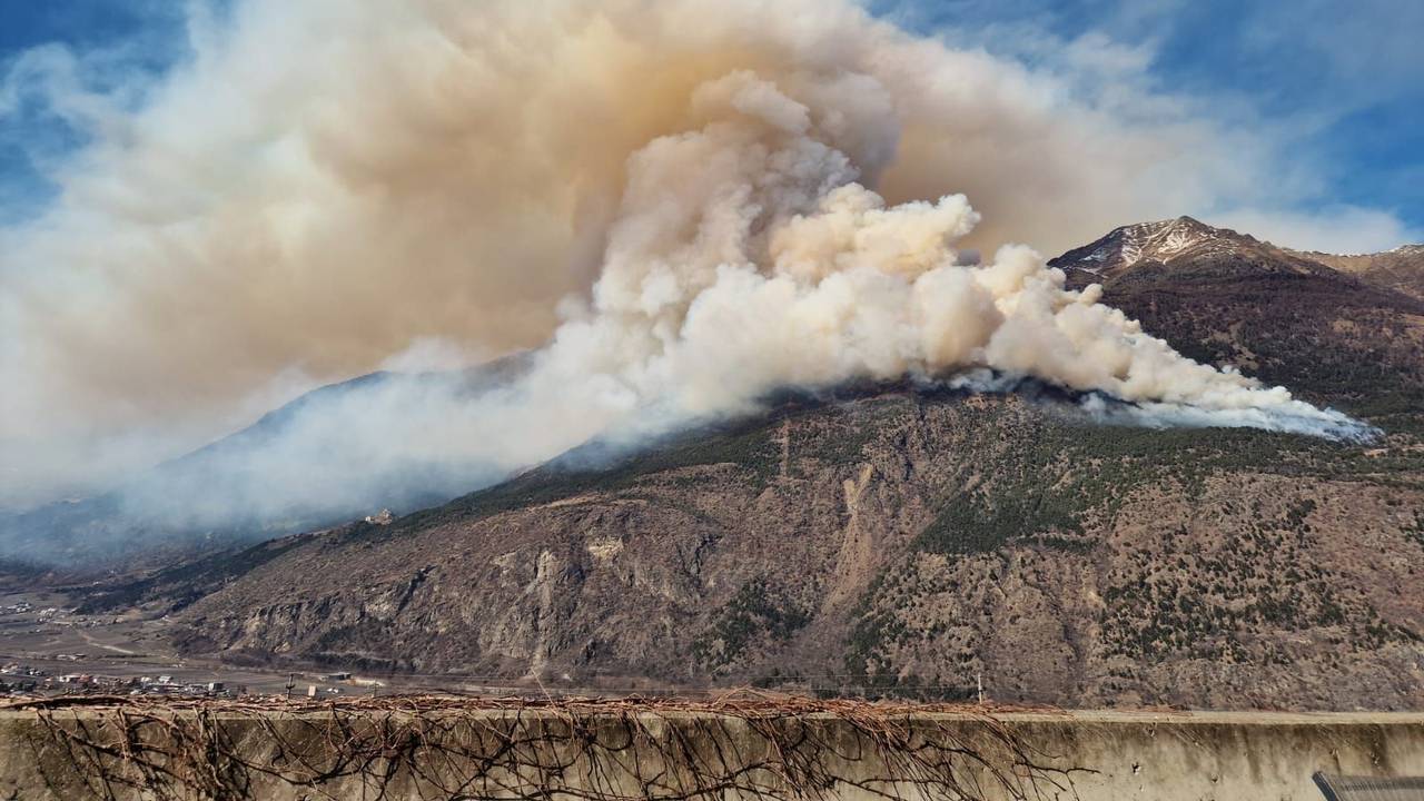Zu sehen ist eine mächtige Qualmwolke eines großen Waldbrands am 06.03.2025 über dem Sonnenberg im Südtiroler Vinschgau, Italien.