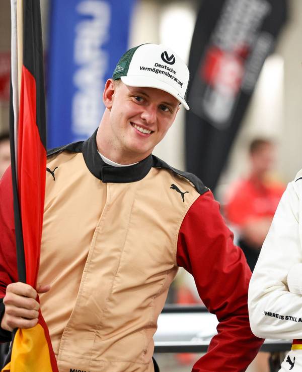 Mick Schumacher (l.) und Sebastian Vettel mit guter Laune.