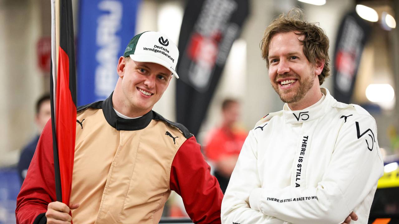 Mick Schumacher (l.) und Sebastian Vettel mit guter Laune.