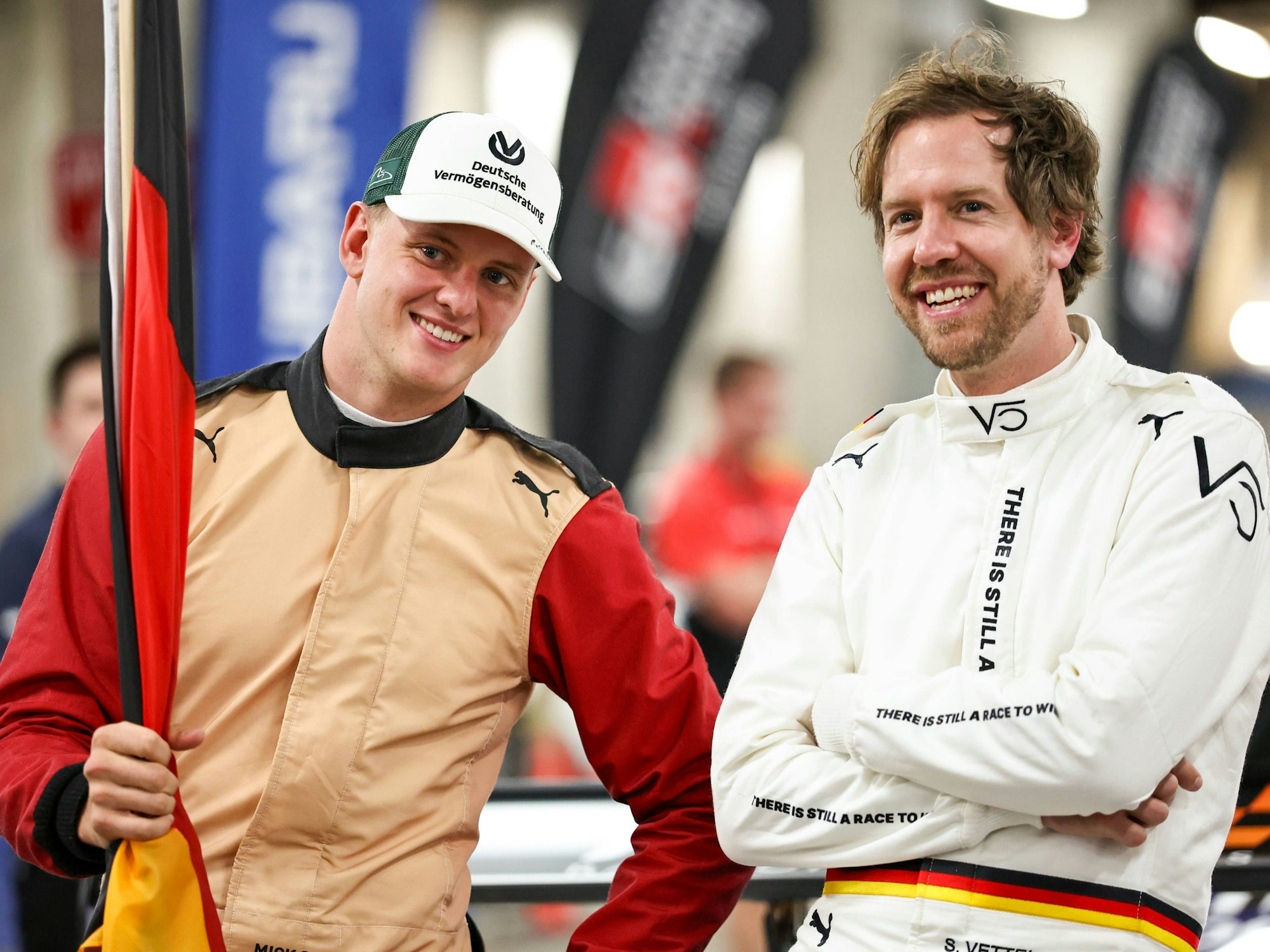Mick Schumacher (l.) und Sebastian Vettel mit guter Laune.