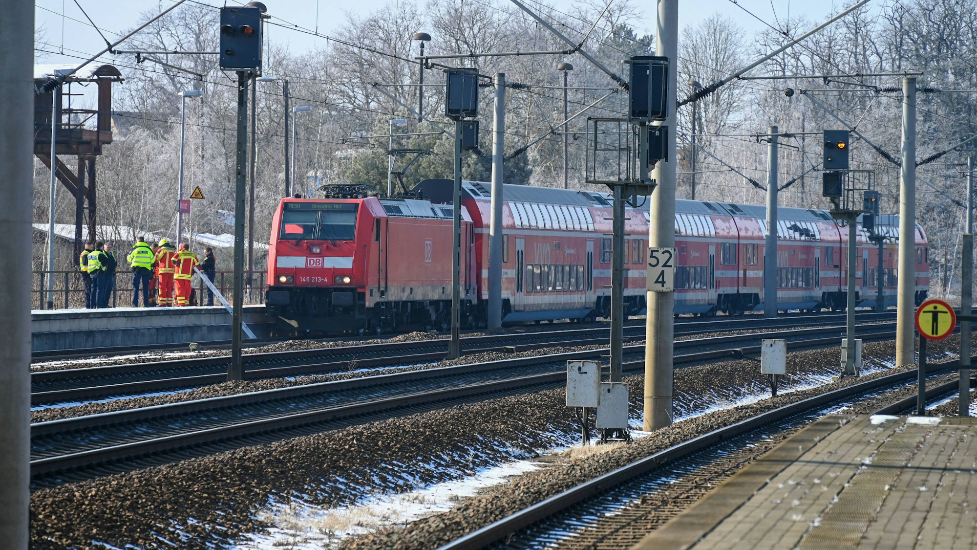Das Symbolfoto zeigt Einsatzkräfte nach einem Zugunglück am 17. Februar 2025 in Oschatz.