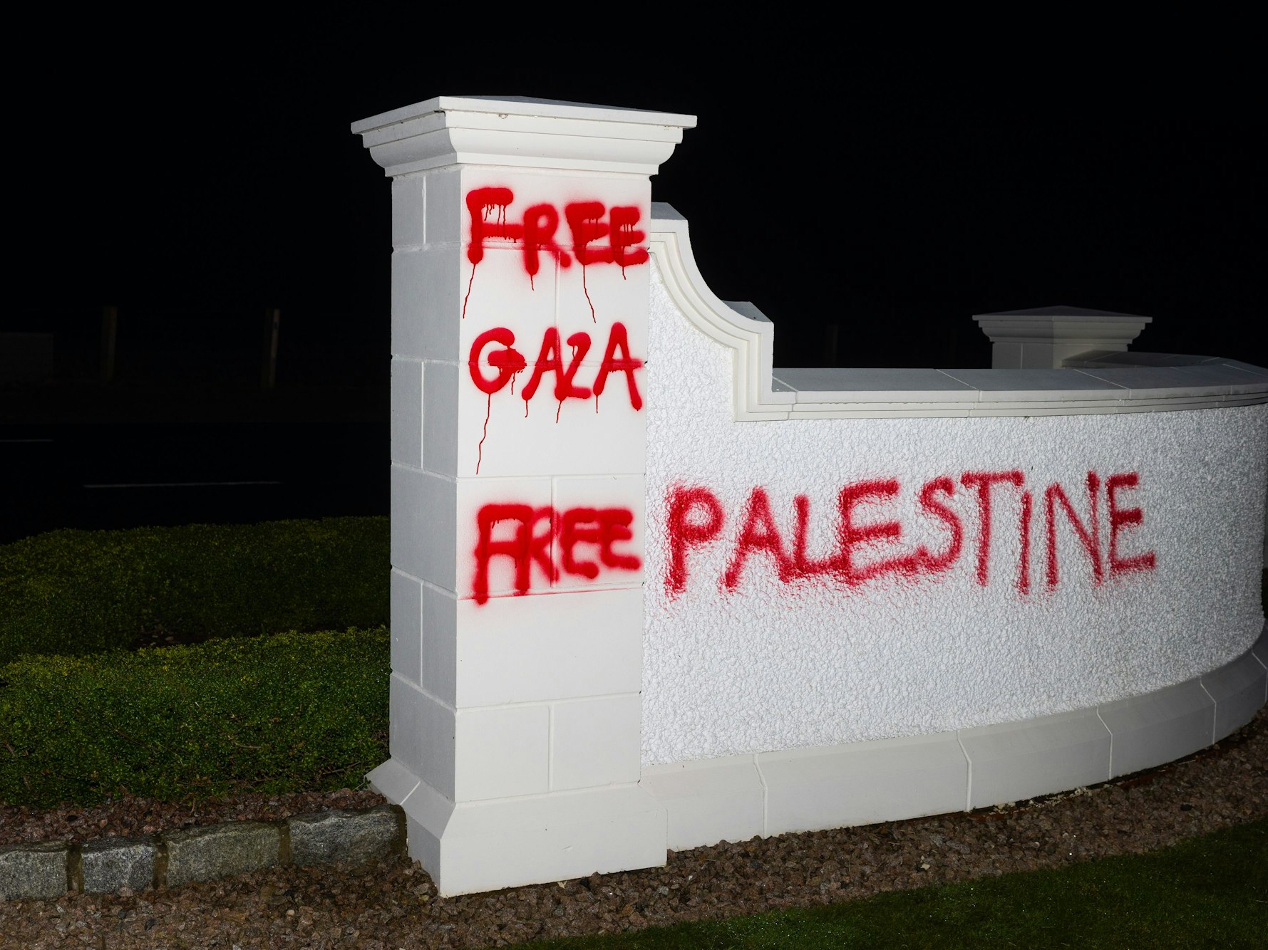 Dieses von Palestine Action zur Verfügung gestellte Foto zeigt das Graffiti am Trump Turnberry auf einem Golfplatz in South Ayrshire, der dem US-Präsidenten Trump gehört.