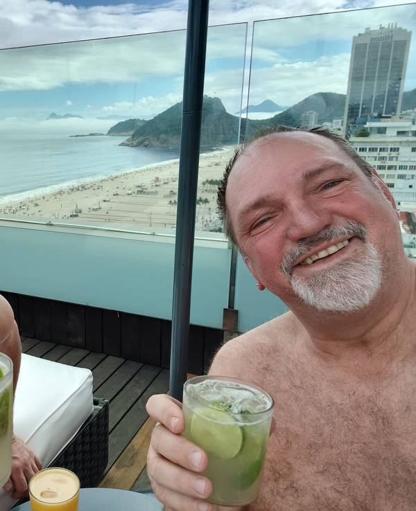 Michael Samm trinkt mit Dr. Marco Hollekamp einen Caipirinha.