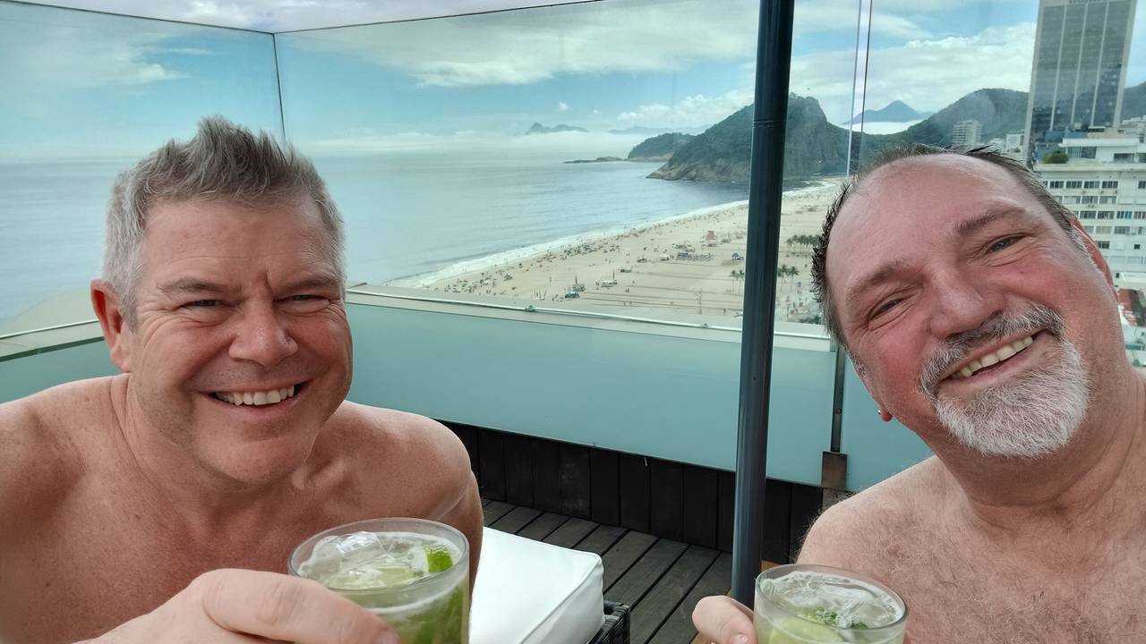 Michael Samm trinkt mit Dr. Marco Hollekamp einen Caipirinha.