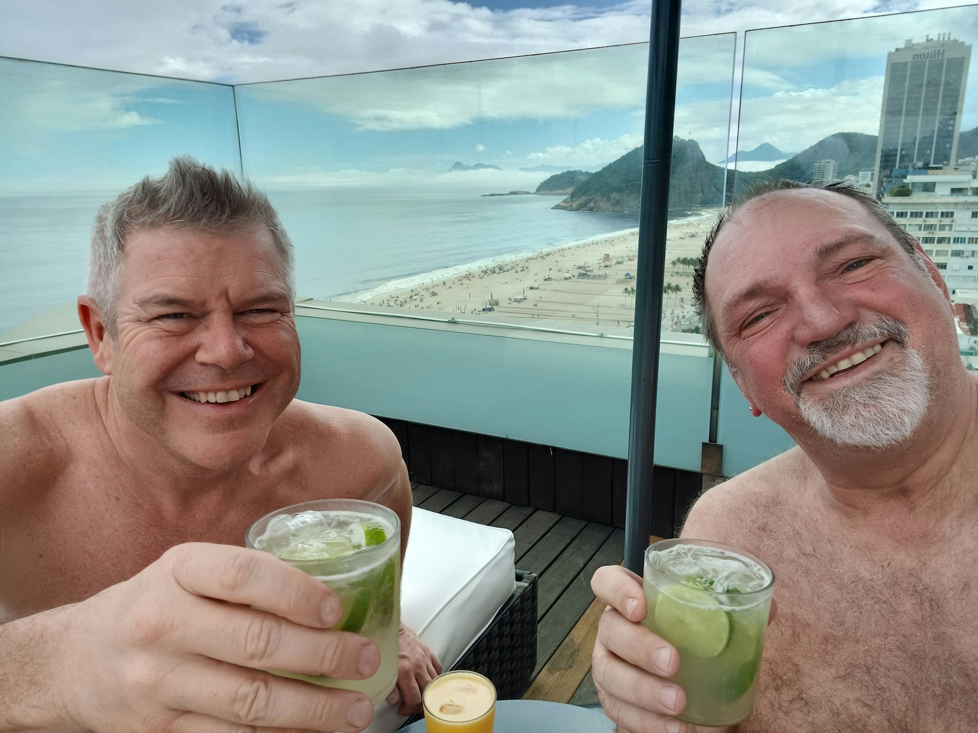 Michael Samm trinkt mit Dr. Marco Hollekamp einen Caipirinha.