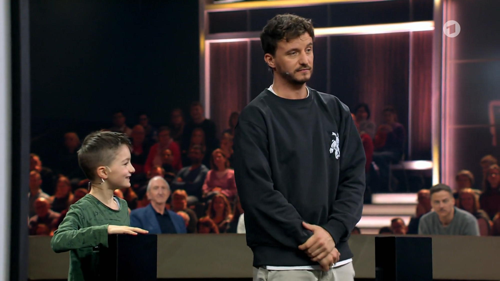 Podcaster und Moderator Tommi Schmitt bei „Klein gegen Groß“ neben dem kleinen Laios.