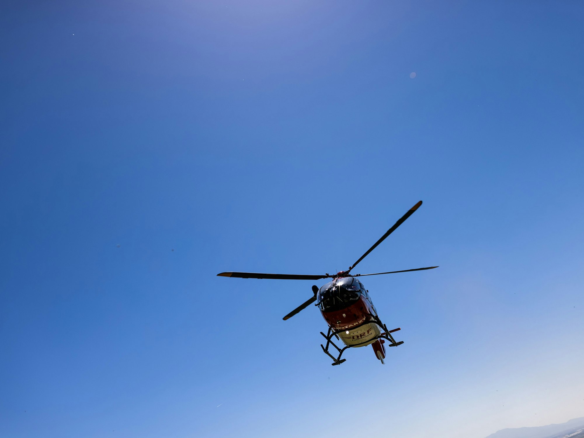Ein Rettungshubschrauber setzt zur Landung an. Drei Menschen sterben nach einem katastrophal missglückten Überholversuch in Baden-Württemberg.