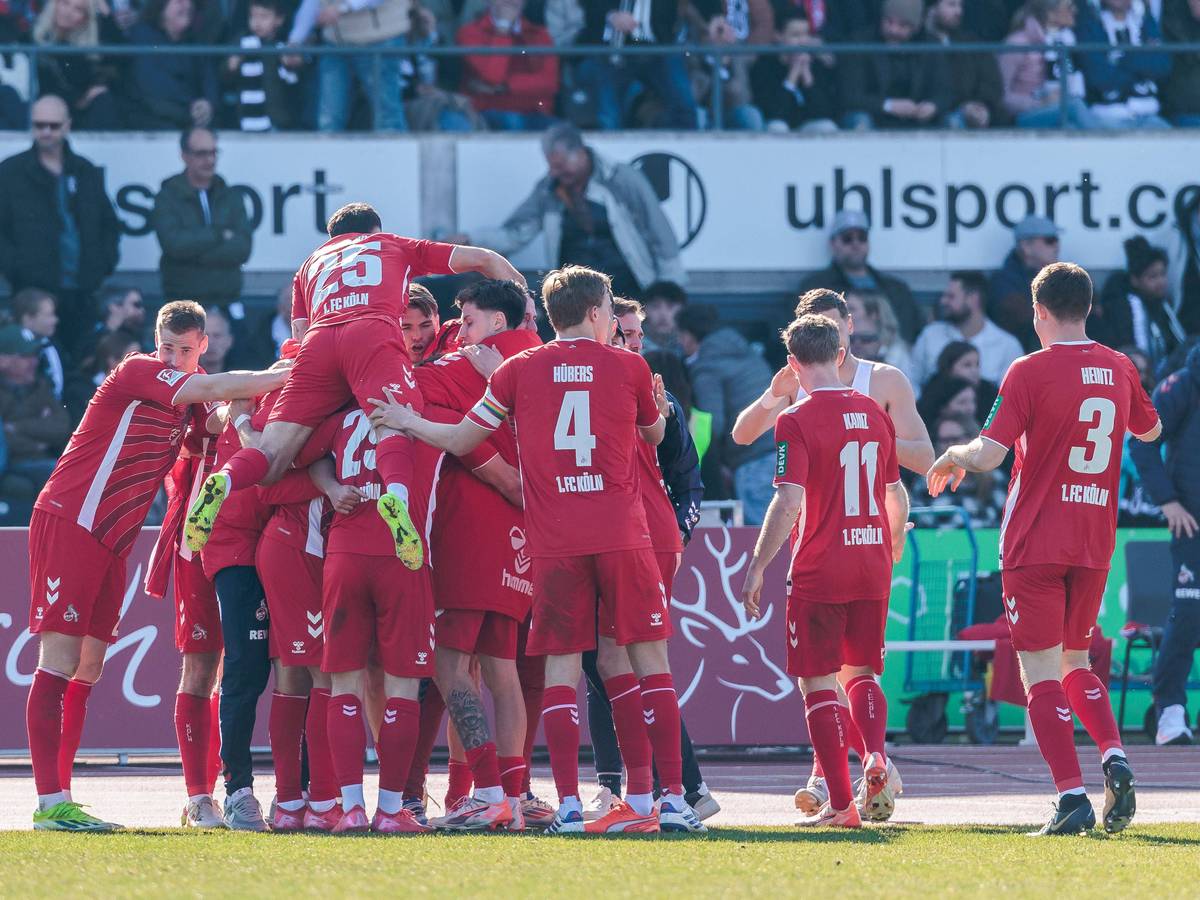 Die Mannschaft des 1. FC Köln bejubelt das 1:0 am Samstag (8. März 2025) gegen Ulm.
