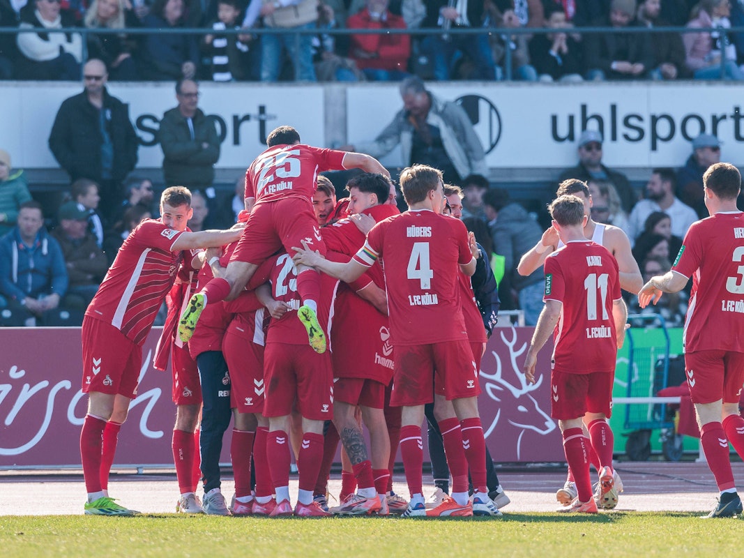 Die Mannschaft des 1. FC Köln bejubelt das 1:0 am Samstag (8. März 2025) gegen Ulm.