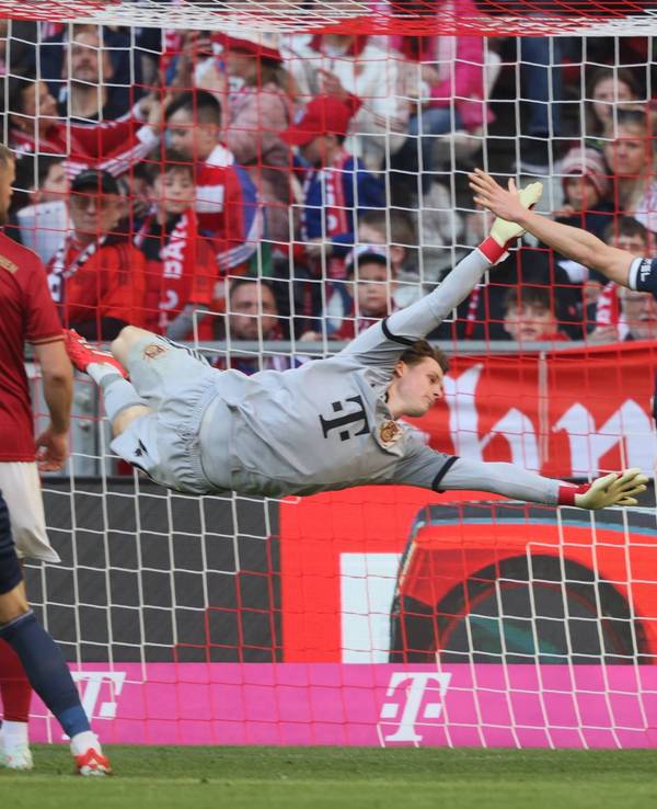 Jonas Urbig fliegt vergeblich nach dem Ball, Bochum jubelt über das Tor zum 3:2.