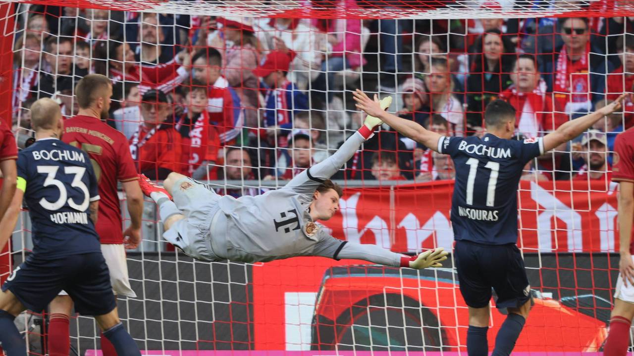 Jonas Urbig fliegt vergeblich nach dem Ball, Bochum jubelt über das Tor zum 3:2.
