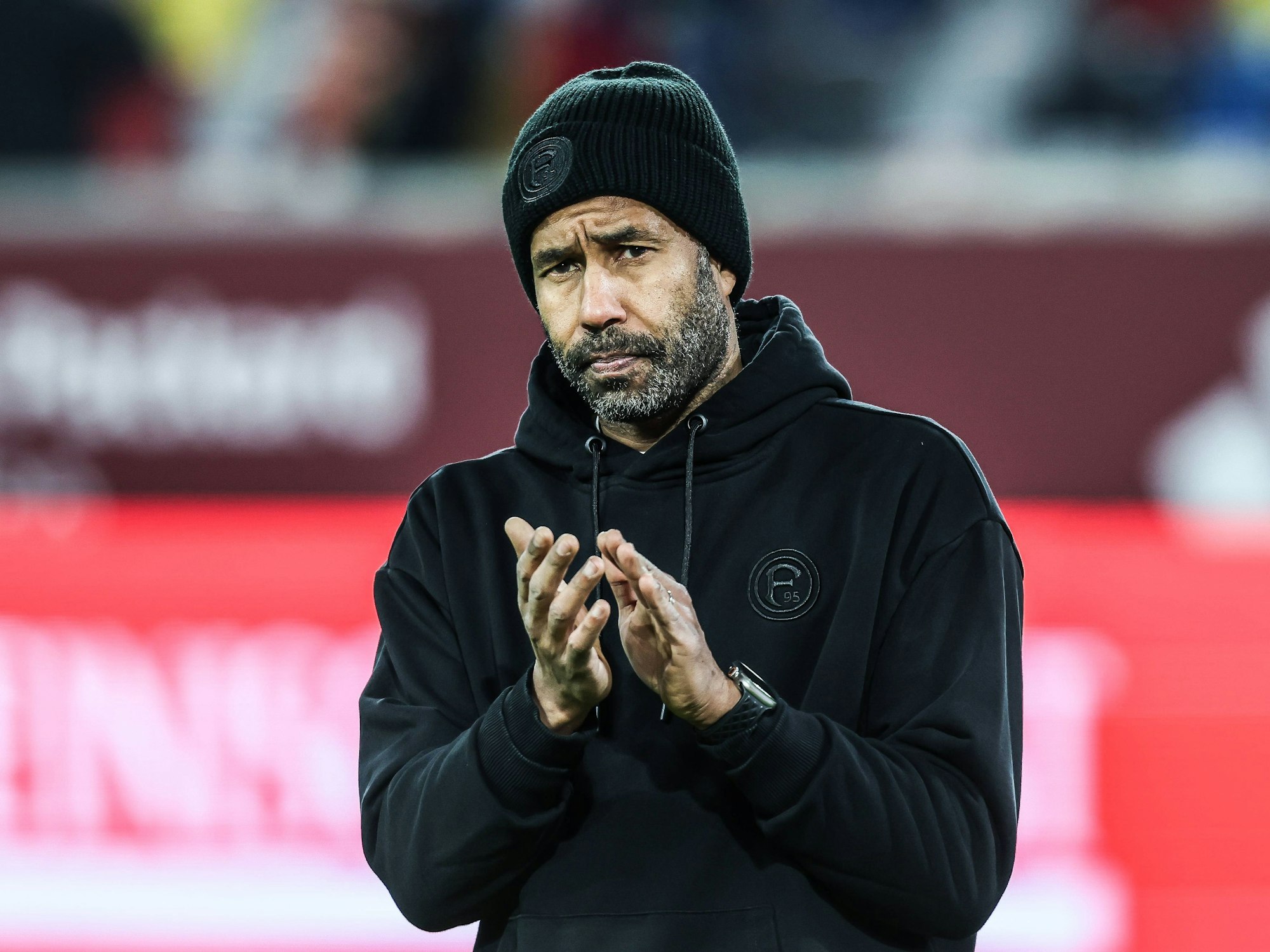 Fortuna-Trainer Daniel Thioune bedankt sich bei den Fans.