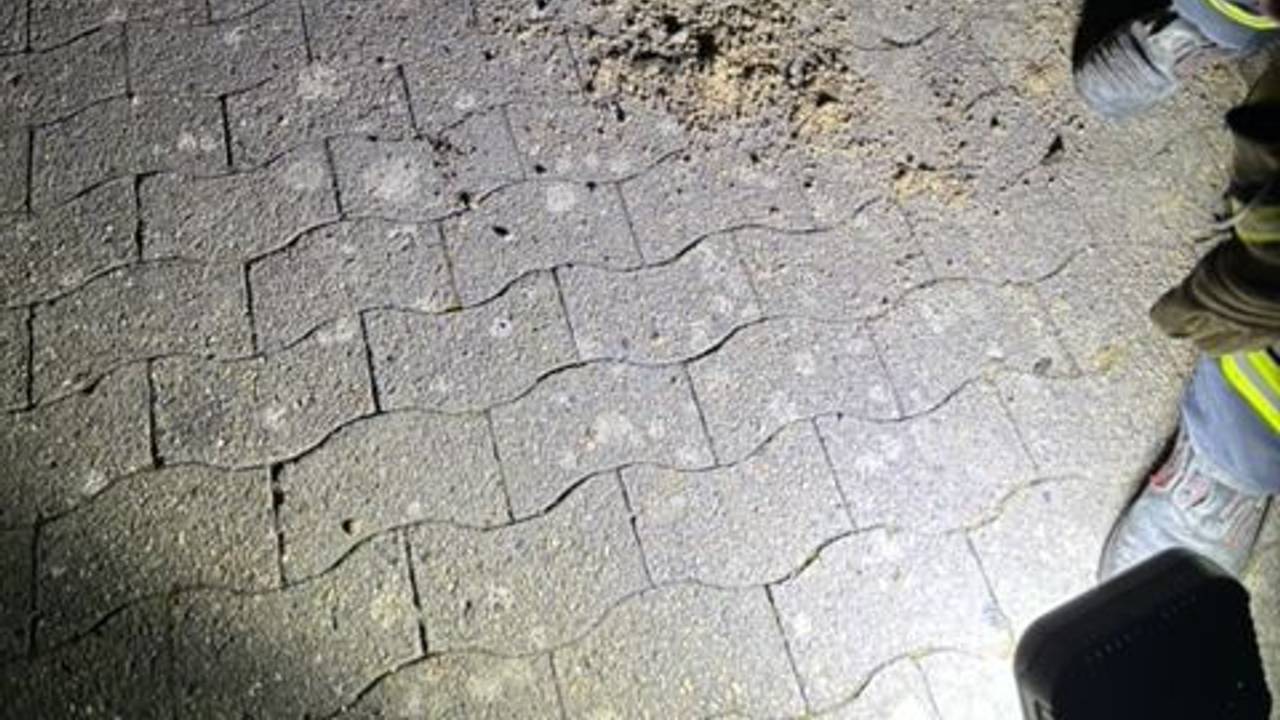 Einsatzkräfte begutachten einen Gullydeckel. Zu einer heftigen Explosion ist es in der Nähe einer Schule im ostwestfälischen Vlotho gekommen. Auf einer Strecke von mehreren Hundert Metern seien Gullydeckel in die Luft geflogen, Fensterscheiben hätten vibriert.