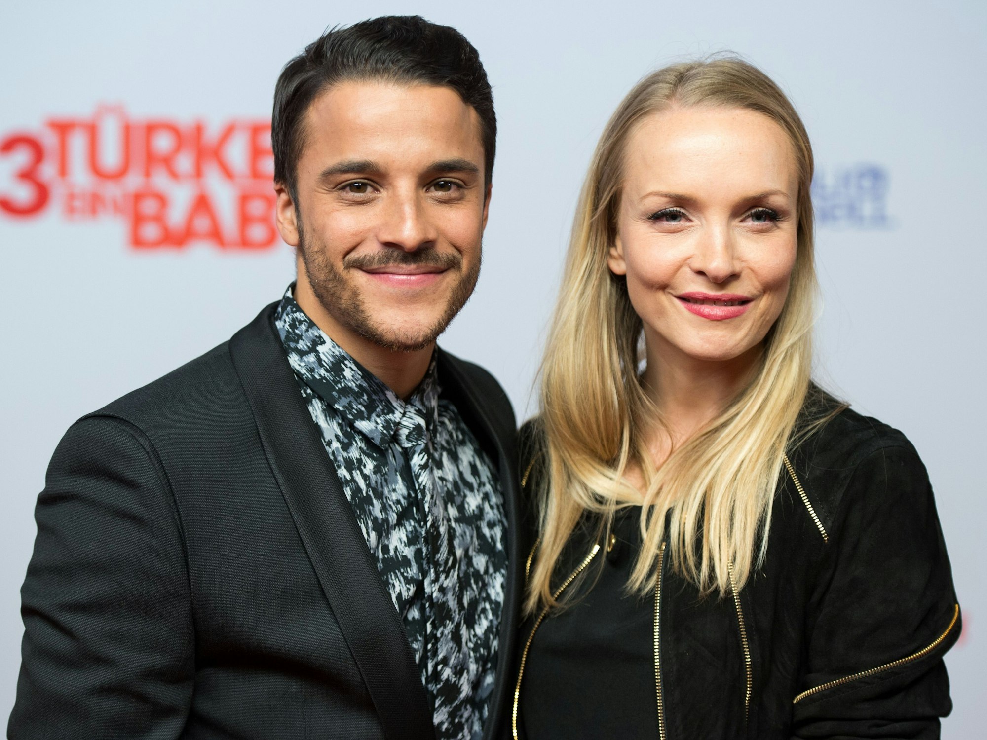 Kostja Ullmann und Janine, die damals noch Reinhardt hieß, im Jahr 2015 bei der Premiere von „3 Türken & ein Baby“ in Berlin.
