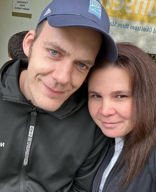 Ein Mann und eine Frau schauen in die Kamera. Die linke Person ist Kristian. Er ist mit 36 Jahren an verstorben.
