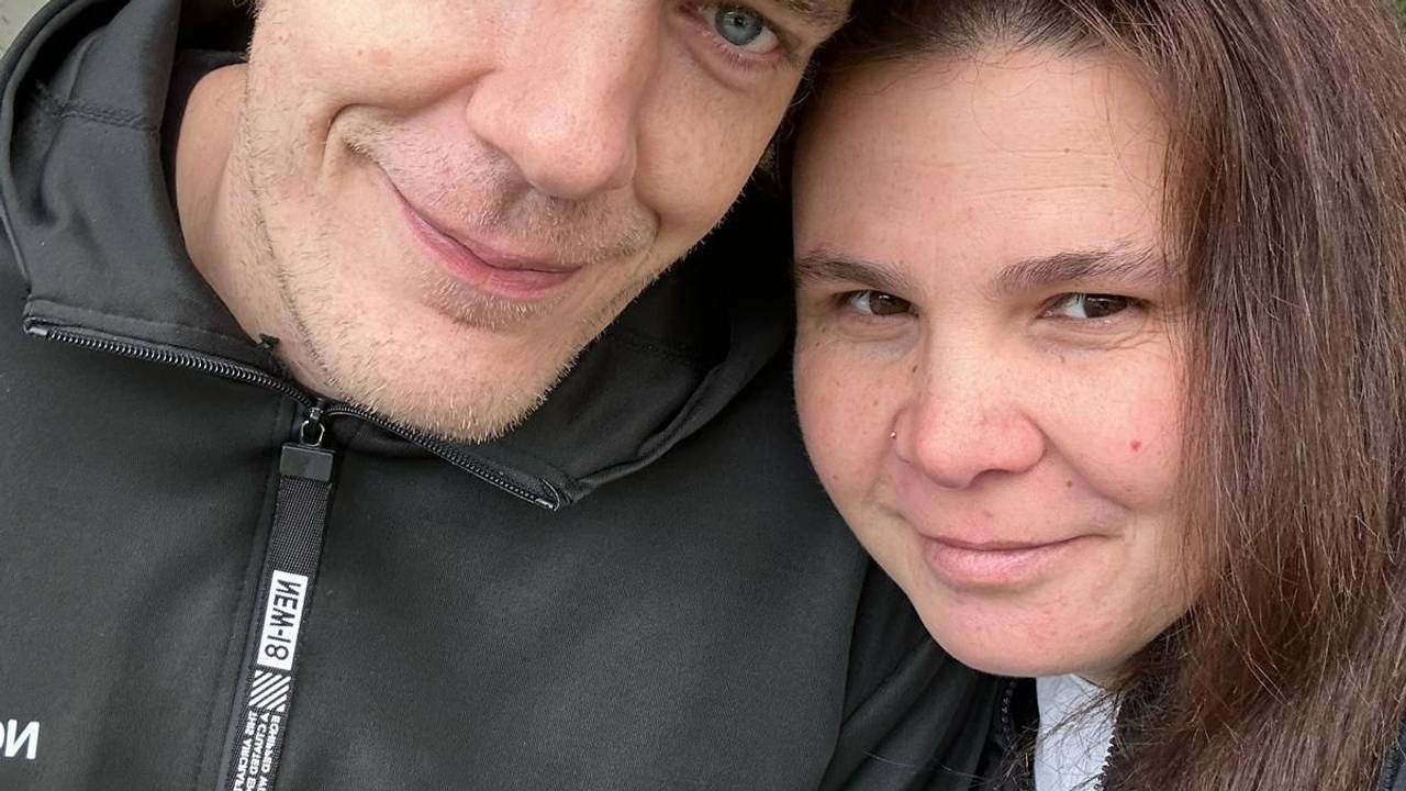 Ein Mann und eine Frau schauen in die Kamera. Die linke Person ist Kristian. Er ist mit 36 Jahren an verstorben.